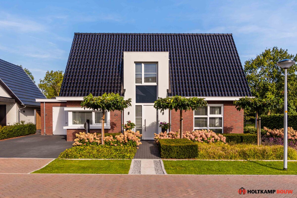 Detailfoto van hoekkozijn en getimmerde bakgoot bij moderne villa in Haaksbergen, Holtkamp Bouw