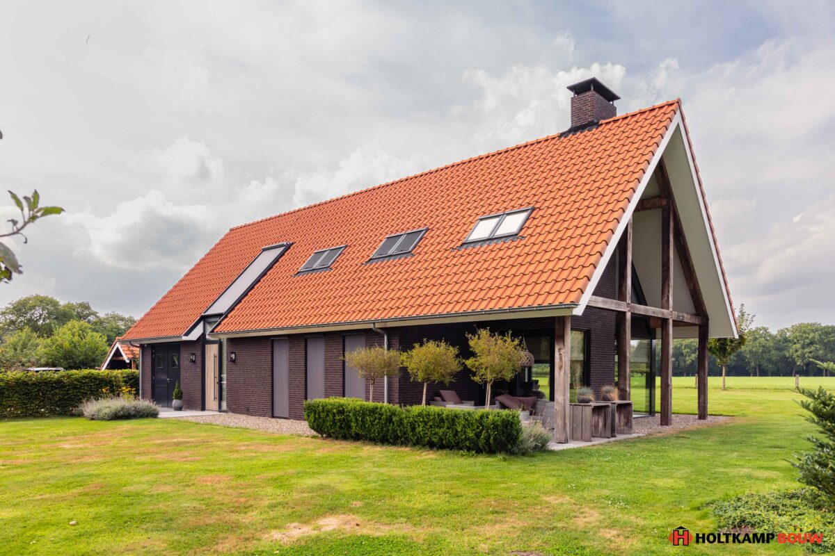 Moderne schuurwoning met natuurlijke houtkleur en zinken bakgoten, eigen ontwerp Holtkamp Bouw in Enschede