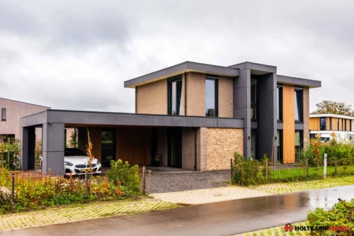 Moderne villa ontworpen door Holtkamp Bouw, breedte gesitueerd met natuurlijke houtaccenten