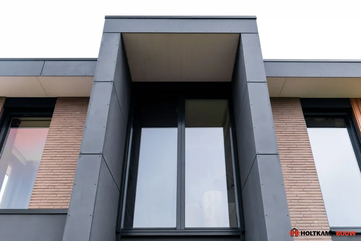 Close-up van de entree met moderne kozijnen