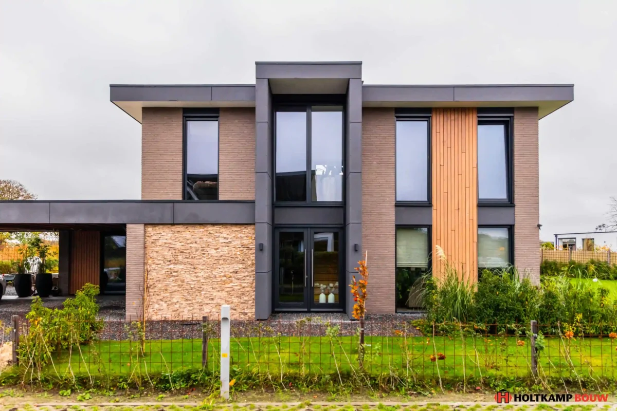 Vooraanzicht van een exclusieve woning met Siberisch Larix hout en grote raampartijen