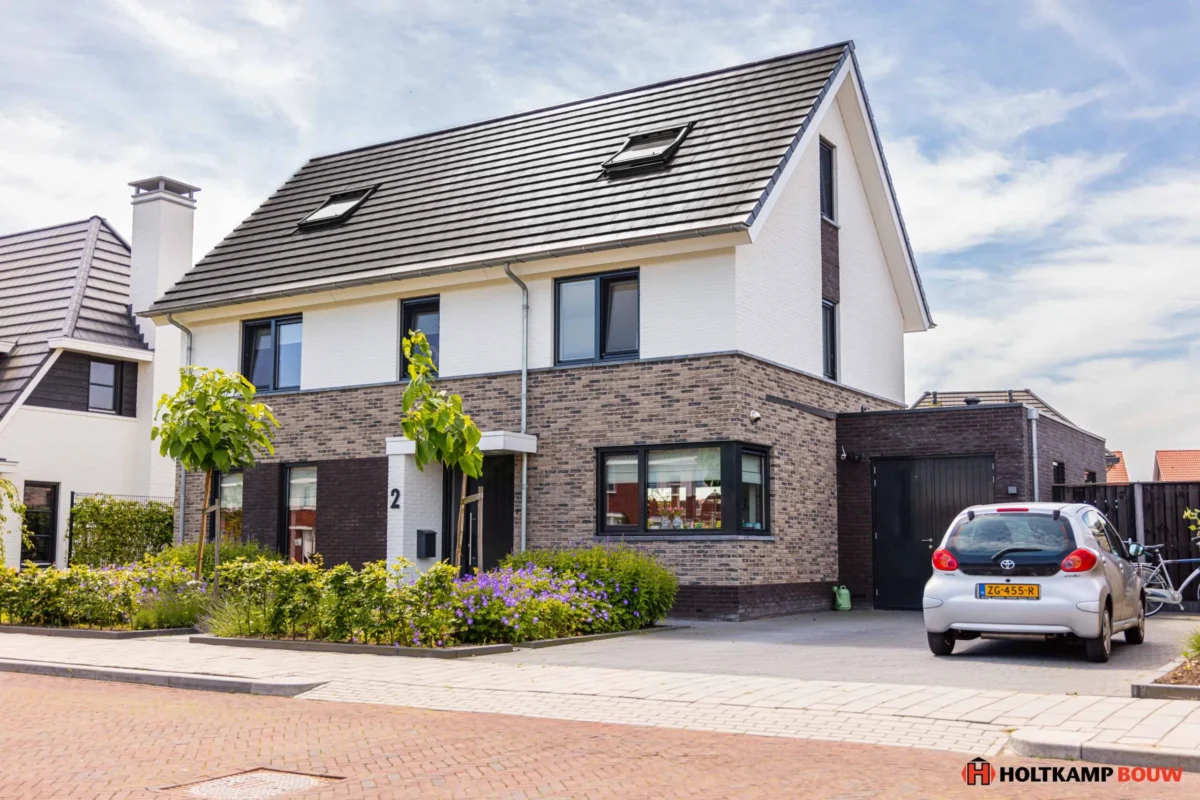 Eigentijdse nieuwbouwwoning met combinatie van wit stucwerk en baksteen – aannemersbedrijf in Twente