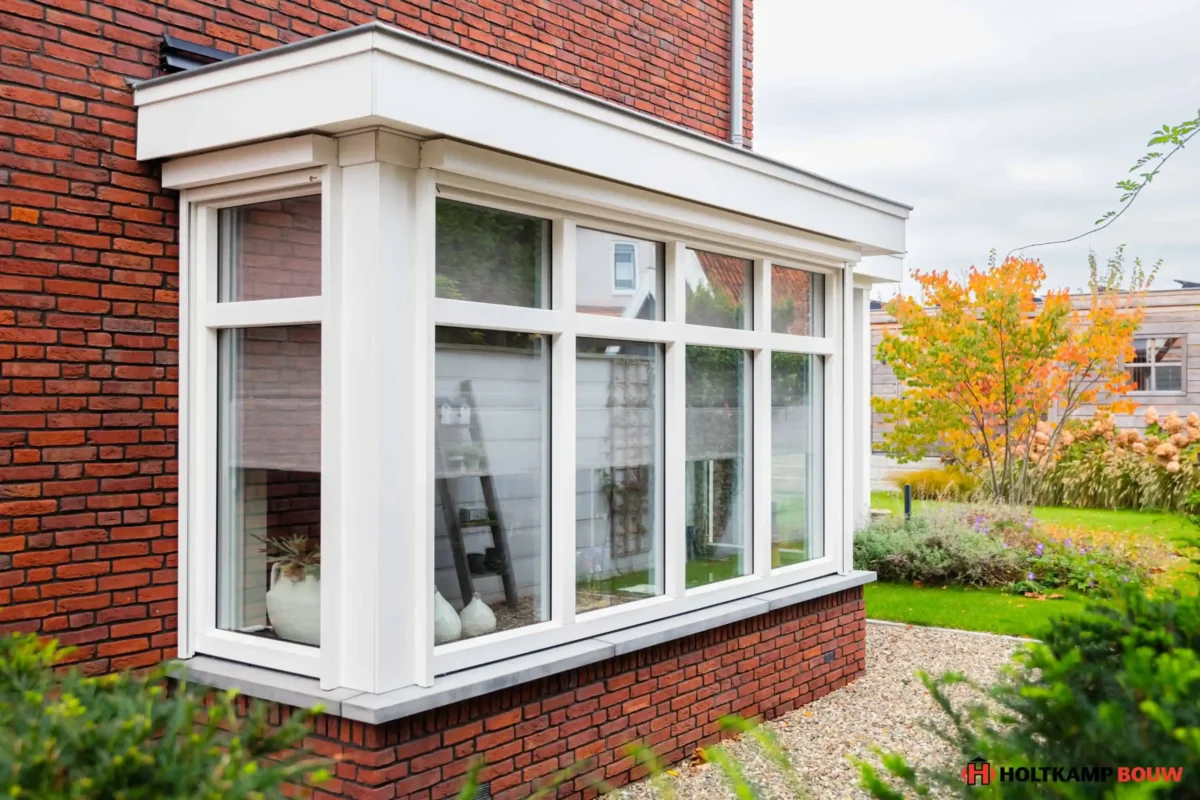 Detail van een klassieke erker aan een woning – vakkundig uitgevoerd door bouwbedrijf Overijssel