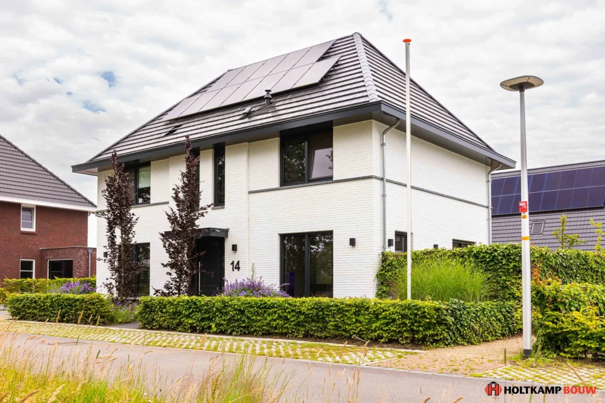 Moderne witte woning met zonnepanelen gebouwd door bouwbedrijf Overijssel Holtkamp Bouw