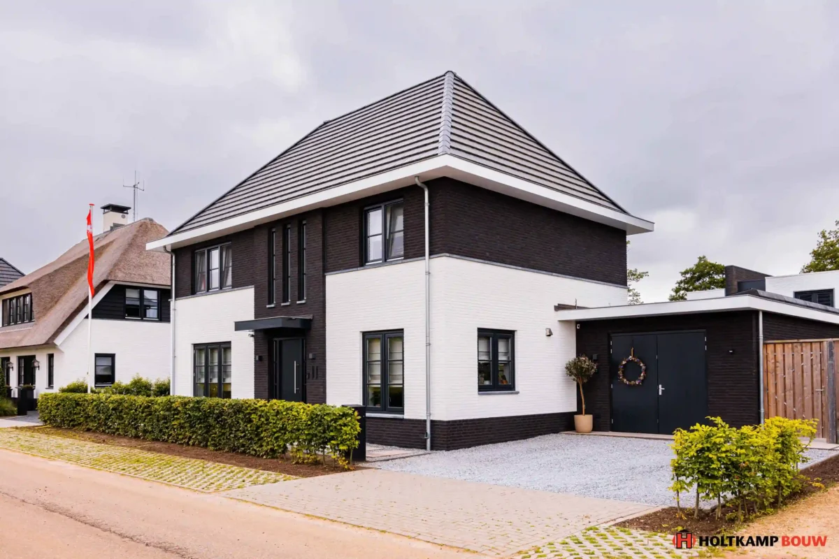 Moderne vrijstaande woning met zwart-witte gevel
