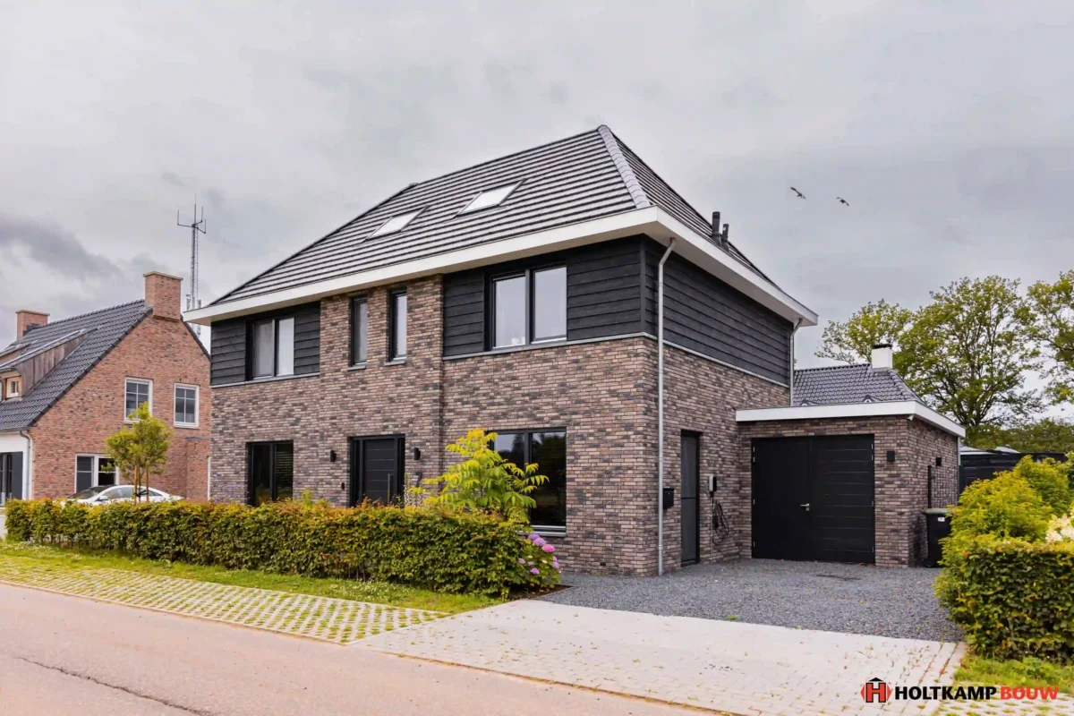Moderne vrijstaande woning met bakstenen gevel en zwarte accenten