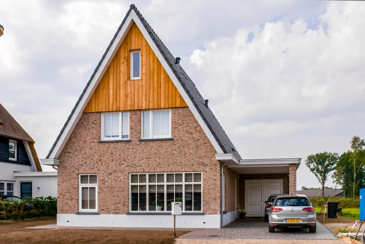 Landelijke woning met houten topgevel