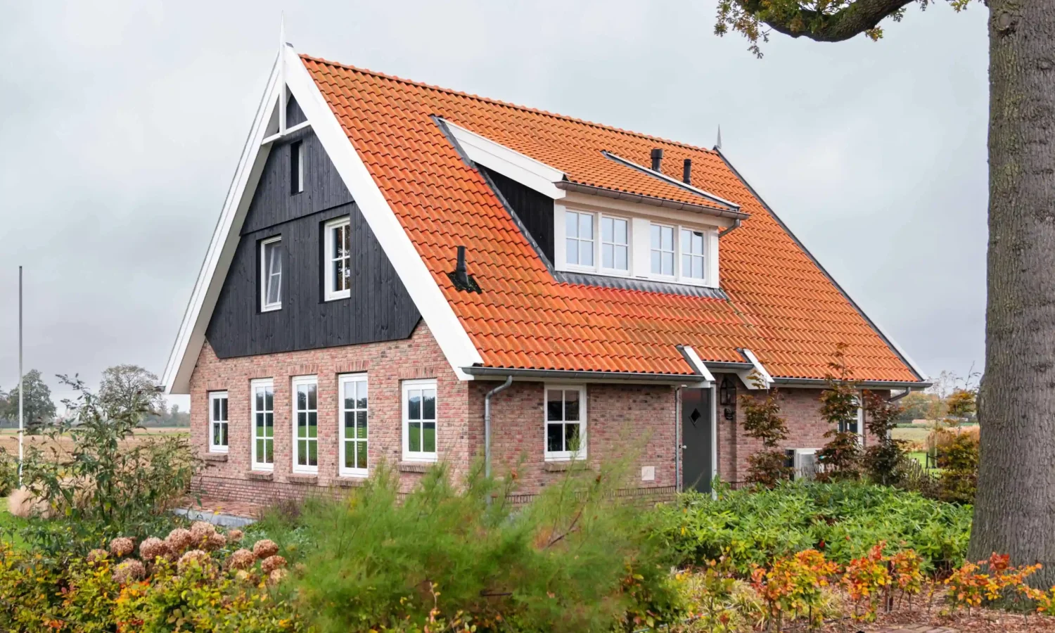 Moderne schuurwoning in landelijke omgeving, voorzien van zinken regenpijp en natuurlijke houtafwerking, Holtkamp Bouw