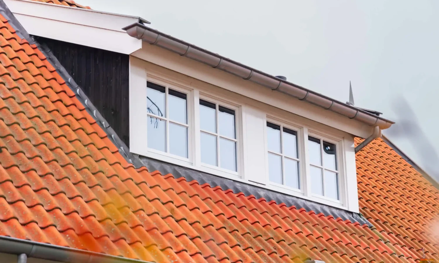 Ruime schuurwoning met natuurlijke materialen en zinken details, gerealiseerd door Holtkamp Bouw in Langeveen