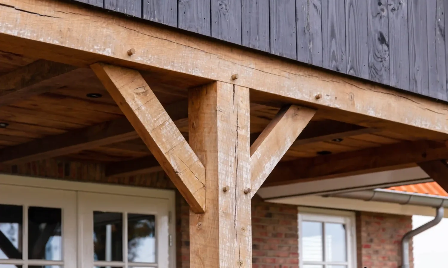 Natuurlijke houten gevel van moderne schuurwoning met zinken afwerking, Langeveen, Holtkamp Bouw