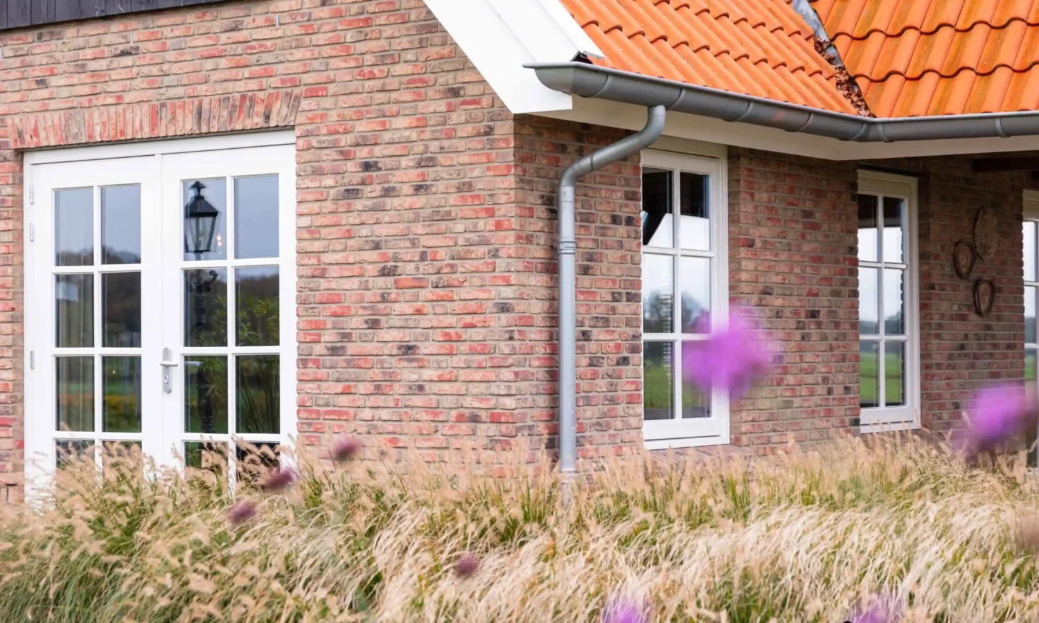 Moderne schuurwoning in Langeveen met natuurlijke houtafwerking en zinken bakgoten, eigen ontwerp Holtkamp Bouw