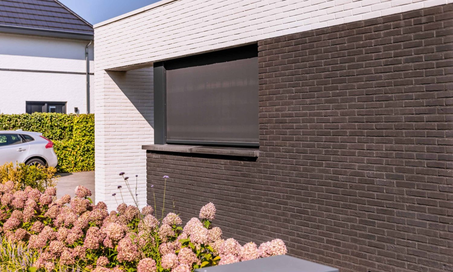 Eigen ontwerp van Holtkamp Bouw: moderne details van eigentijdse villa, wit gekeimd wildverband