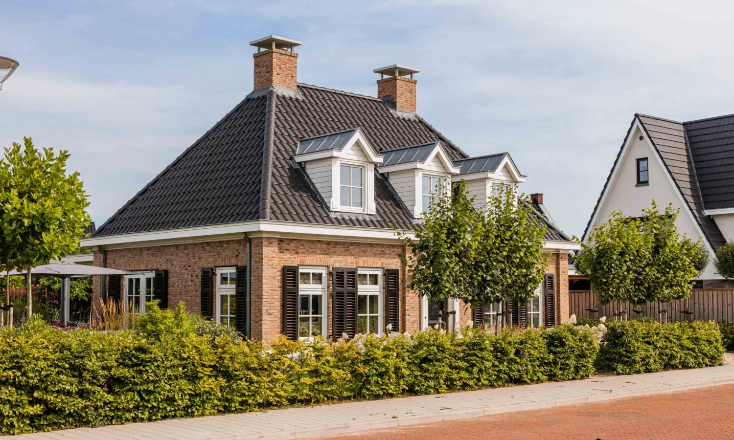 Breedte gesitueerde eigentijdse notariswoning in Wierden, gerealiseerd door Holtkamp Bouw