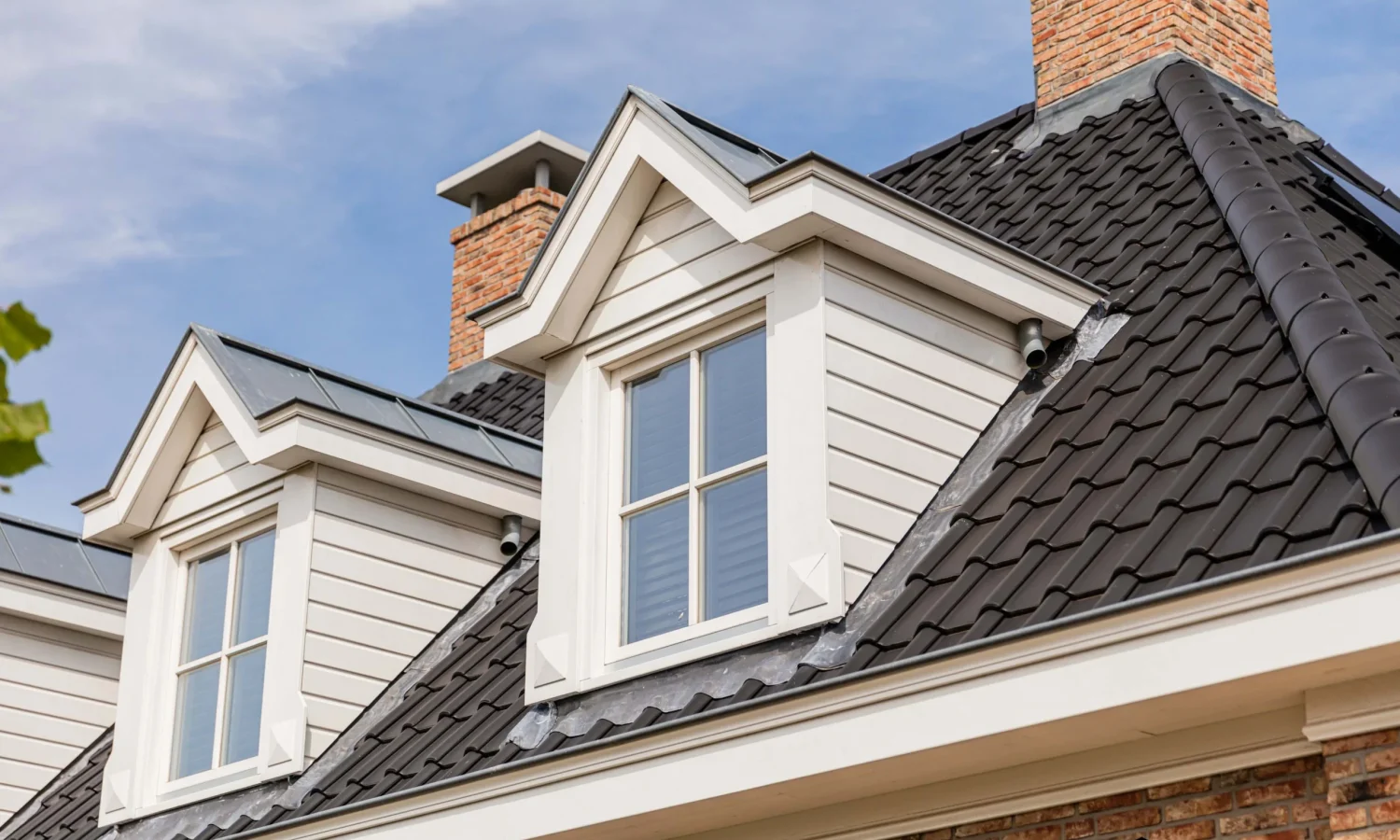 Vlakke kermaische pannen Moderne details van eigentijdse notariswoning, ontworpen en gebouwd door Holtkamp Bouw