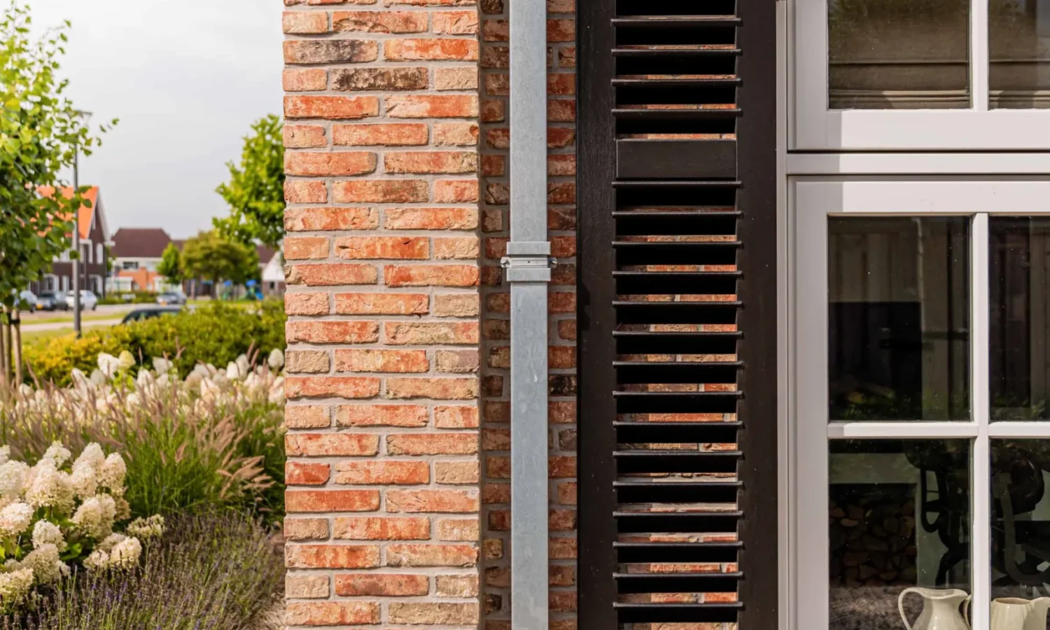 Zinken regenpijp met bladvanger als onderdeel van eigentijdse notariswoning, Holtkamp Bouw