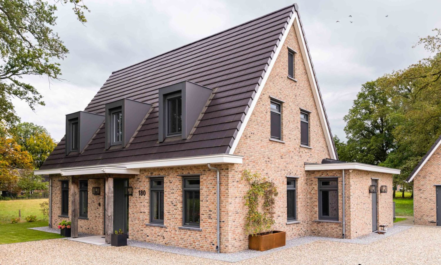 Moderne villa in Lonneker met antraciet zwarte kozijnen (RAL 9021), breedte gesitueerd, eigen ontwerp Holtkamp Bouw