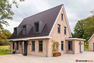 Moderne villa in Lonneker met antraciet zwarte kozijnen (RAL 9021), breedte gesitueerd, eigen ontwerp Holtkamp Bouw