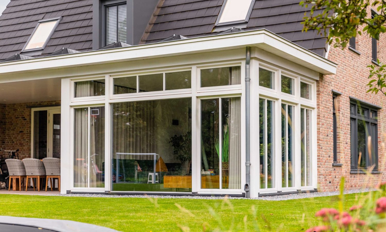 illa in Lonneker met getimmerde bakgoot en hoogwaardige afwerking, Holtkamp Bouw eigen ontwerp