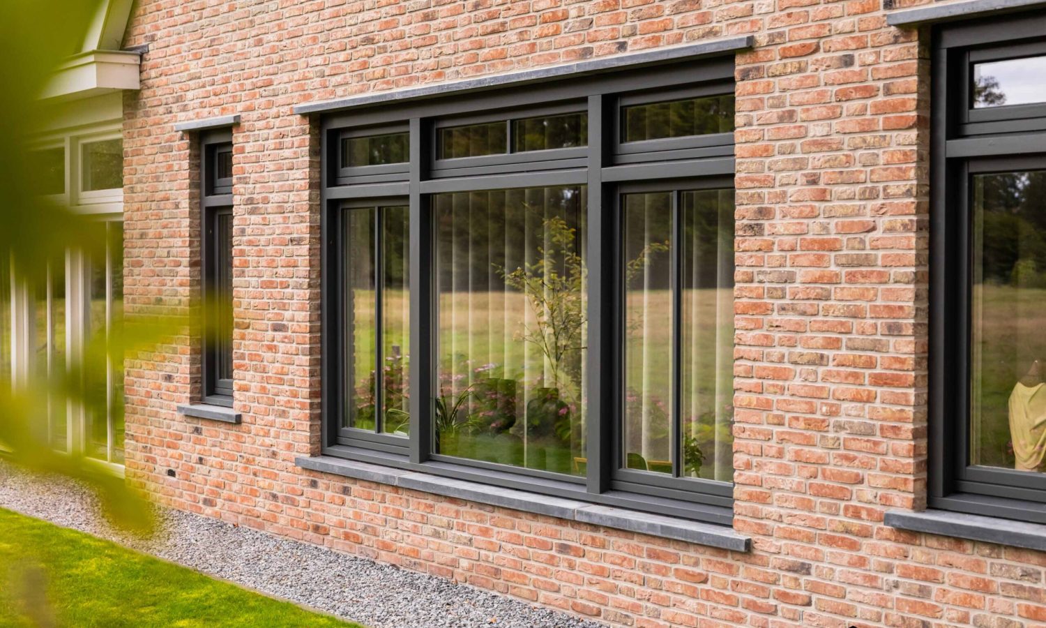 Moderne woning met duurzame materialen, breedte gesitueerd in Lonneker door Holtkamp Bouw