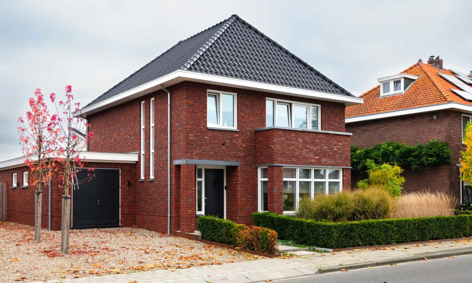 Breedte gesitueerde woning in Haaksbergen met moderne architectuur en getimmerde bakgoot, Holtkamp Bouw