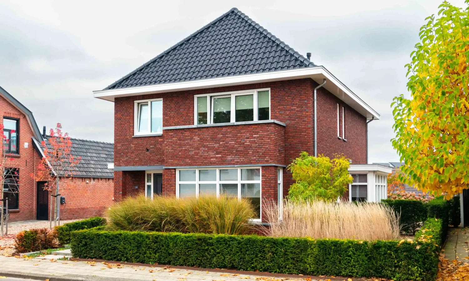 Moderne woning in Haaksbergen, breedte gesitueerd met getimmerde bakgoot, ontworpen door Holtkamp Bouw