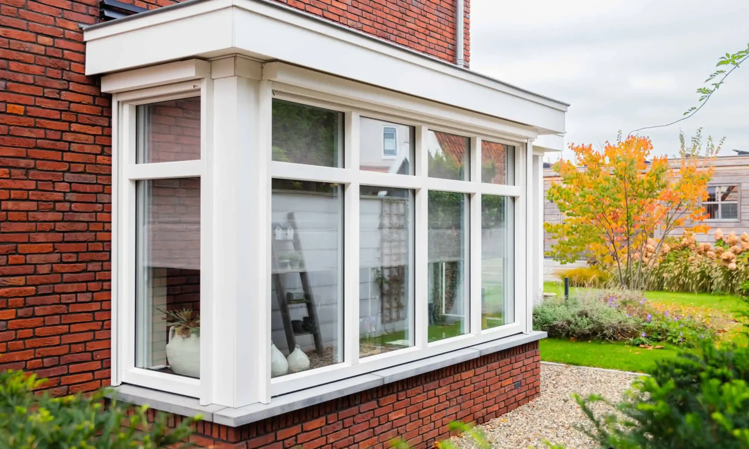 Luxe uitbouw met grote raampartijen en getimmerde bakgoot, ontworpen door Holtkamp Bouw in Haaksbergen