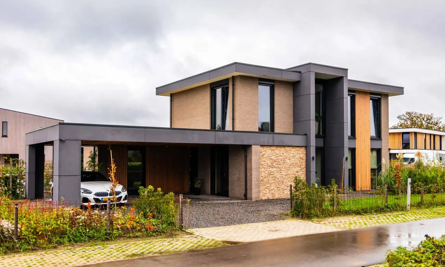 Moderne villa ontworpen door Holtkamp Bouw, breedte gesitueerd met natuurlijke houtaccenten