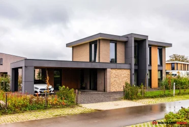 Moderne villa ontworpen door Holtkamp Bouw, breedte gesitueerd met natuurlijke houtaccenten