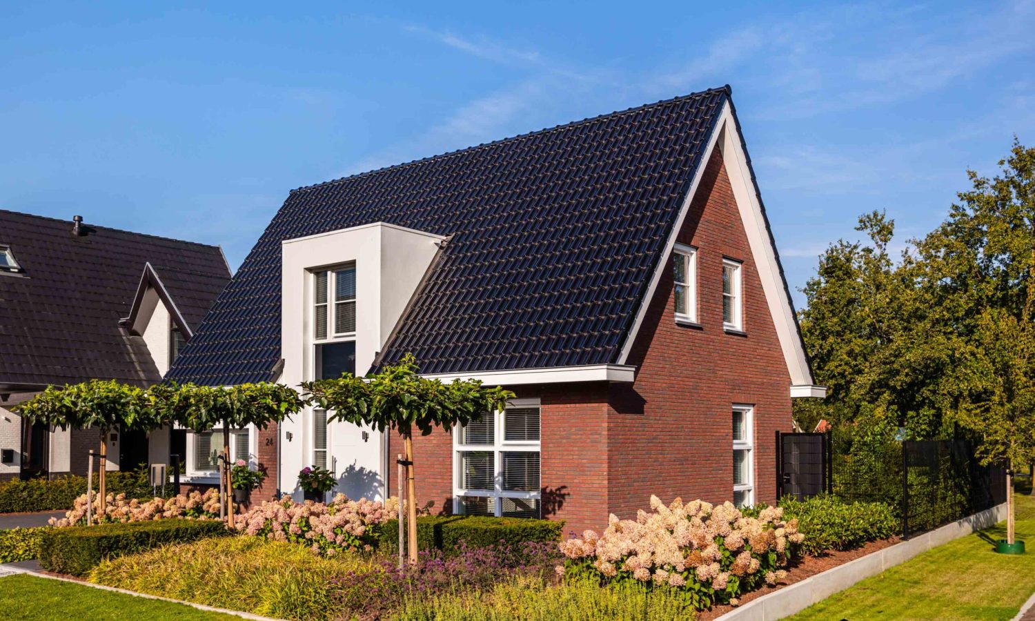 Moderne villa in Haaksbergen, breedte gesitueerd met hoekkozijn en getimmerde bakgoot, ontworpen door Holtkamp Bouw