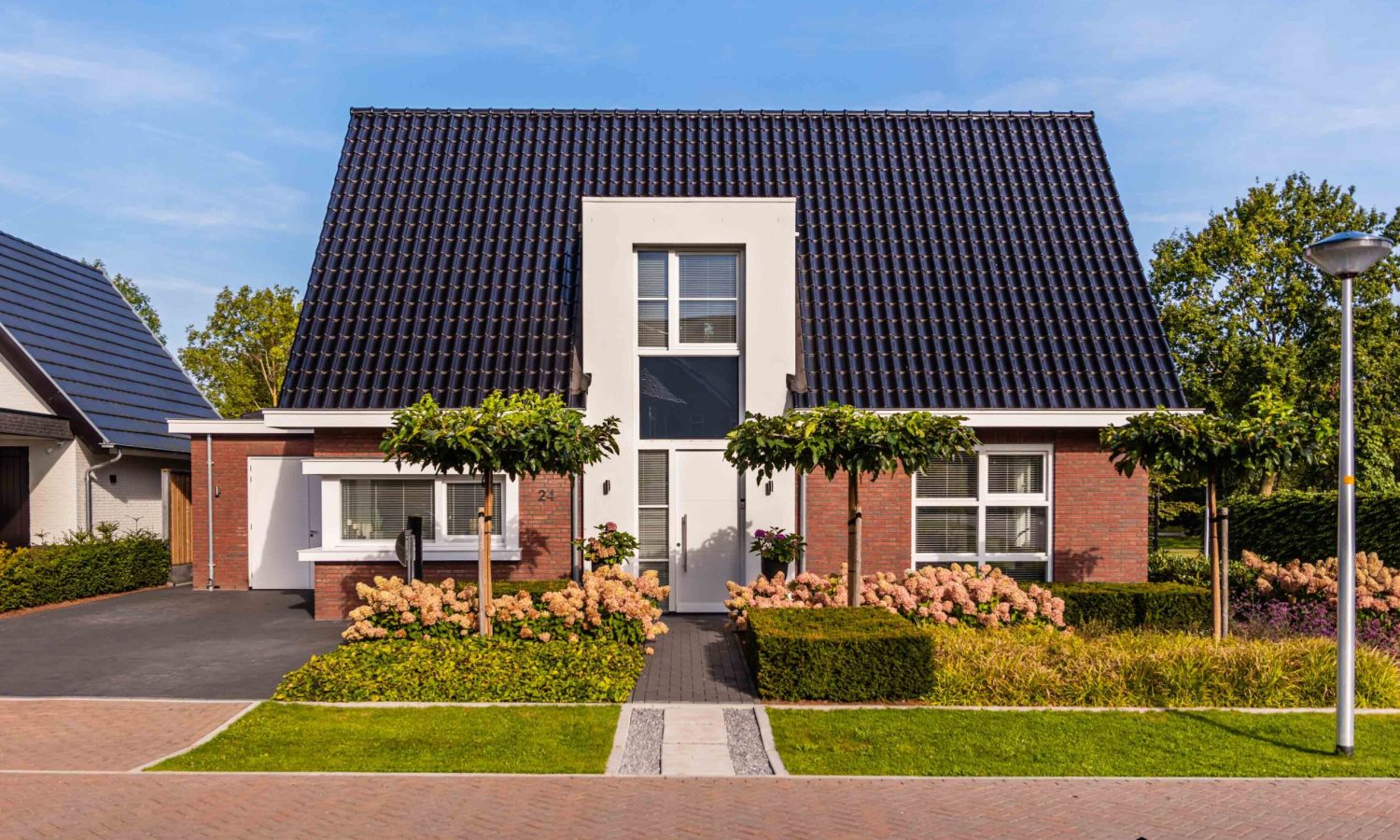 Detailfoto van hoekkozijn en getimmerde bakgoot bij moderne villa in Haaksbergen, Holtkamp Bouw