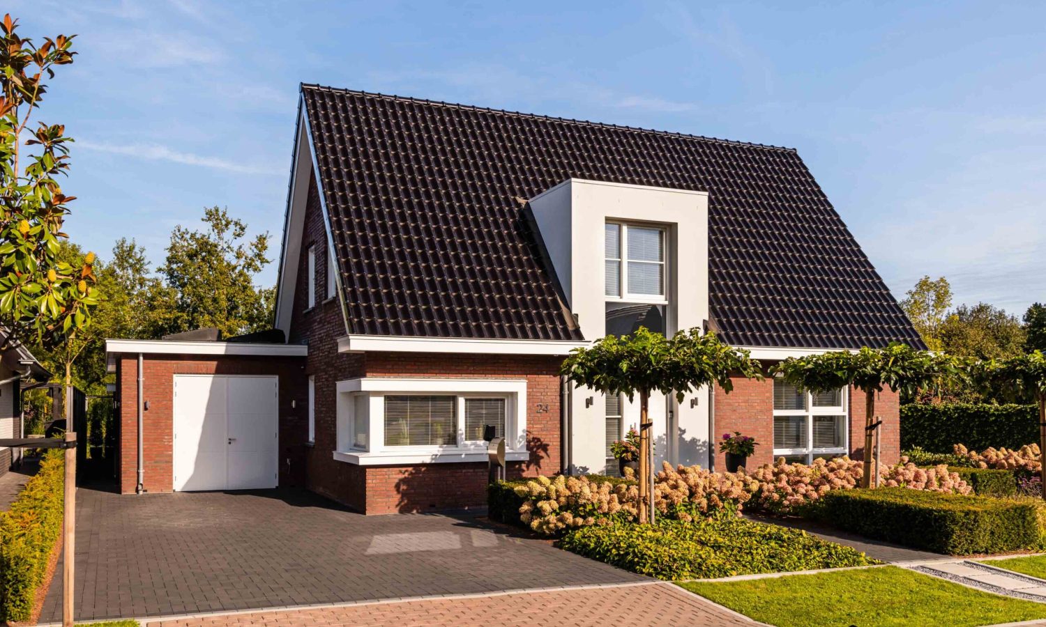 Voorzijde villa met entree portaal en moderne architectuur, gerealiseerd door Holtkamp Bouw in Haaksbergen