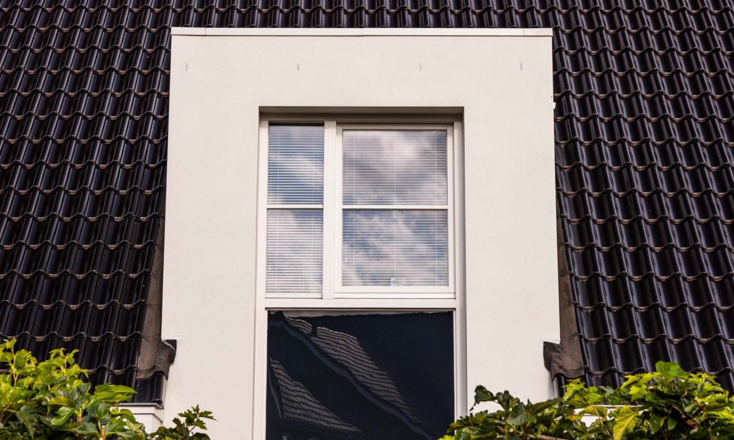 Detailfoto van entree portaal en moderne bakgoot bij eigentijdse villa in Haaksbergen