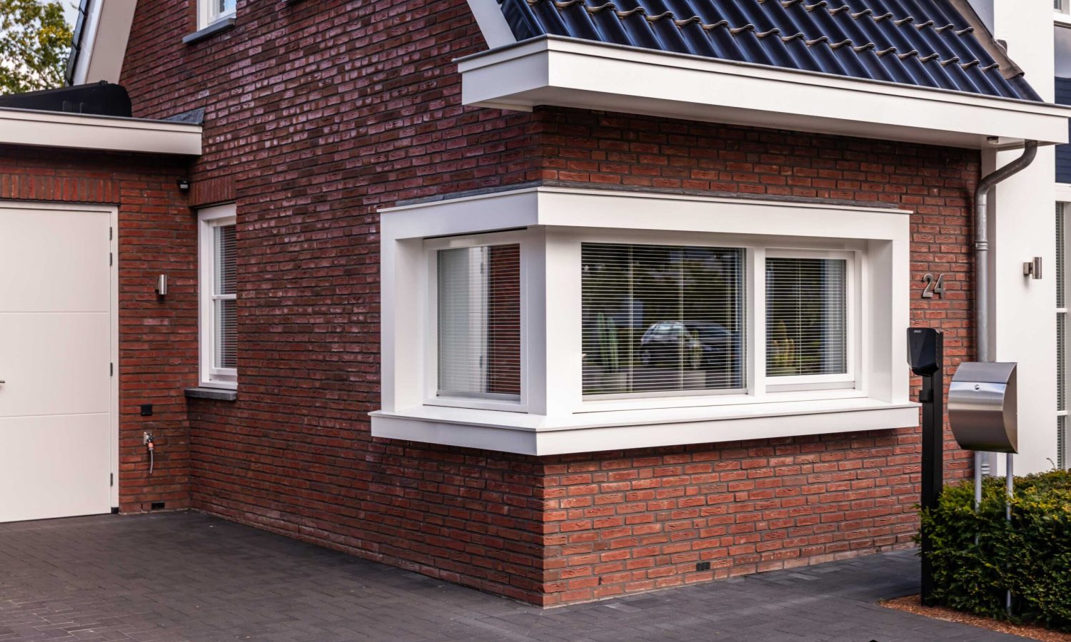 Breedte gesitueerde villa met strakke lijnen en moderne hoekkozijnen, Holtkamp Bouw