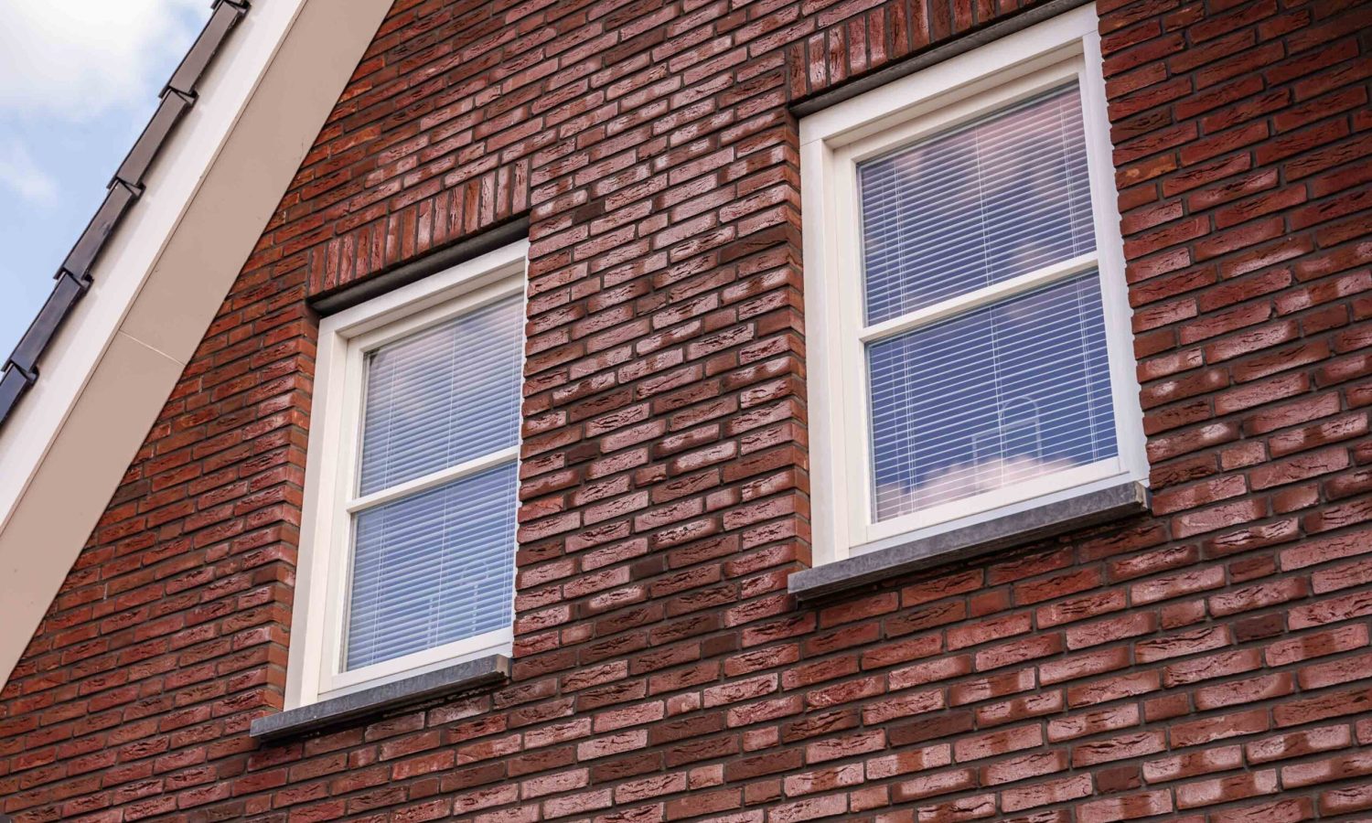 Architectonisch ontwerp met getimmerde bakgoot en hoekkozijn, gerealiseerd door Holtkamp Bouw