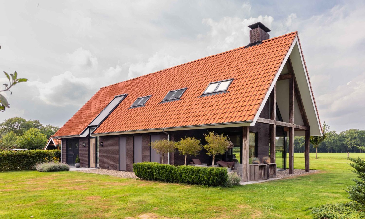 Moderne schuurwoning met natuurlijke houtkleur en zinken bakgoten, eigen ontwerp Holtkamp Bouw in Enschede