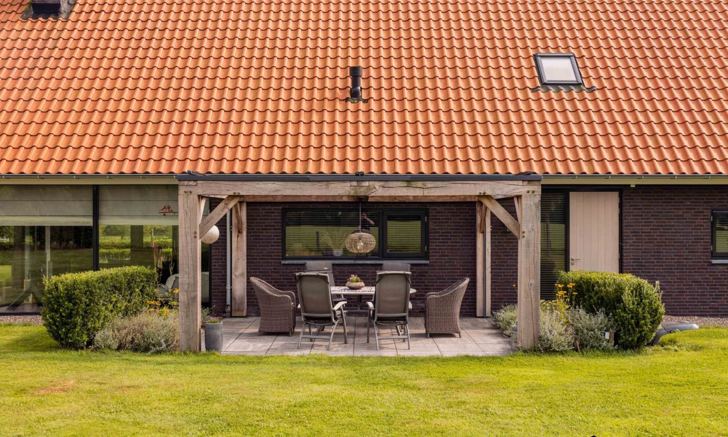 Detail van zinken regenpijp met bladvanger aan moderne schuurwoning, ontworpen door Holtkamp Bouw