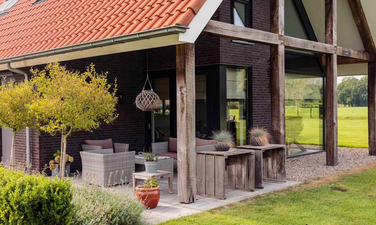 Schuurwoning in Enschede met houten gevel en zinken bakgoten, breedte gesitueerd door Holtkamp Bouw