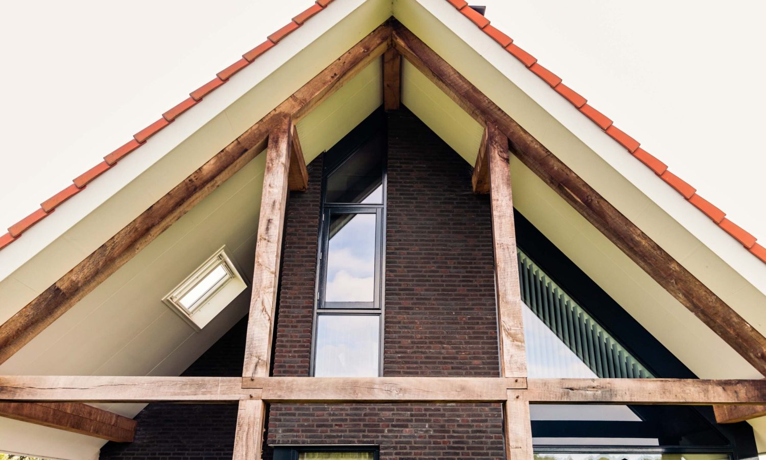 Duurzaam ontworpen schuurwoning met natuurlijke houtkleur en moderne zinken details door Holtkamp Bouw