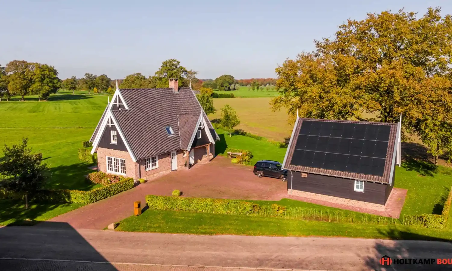 Moderne schuurwoning in landelijke omgeving, voorzien van zinken regenpijp en natuurlijke houtafwerking, Holtkamp Bouw