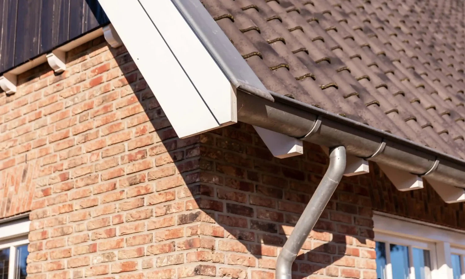 Detailfoto van zinken bakgoot en houtconstructie bij moderne schuurwoning, Holtkamp Bouw