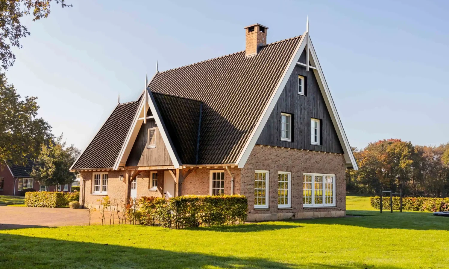 Moderne schuurwoning in Rectum met natuurlijke houtafwerking en zinken bakgoten, eigen ontwerp Holtkamp Bouw