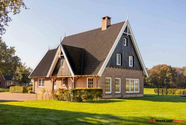 Moderne schuurwoning in Rectum met natuurlijke houtafwerking en zinken bakgoten, eigen ontwerp Holtkamp Bouw