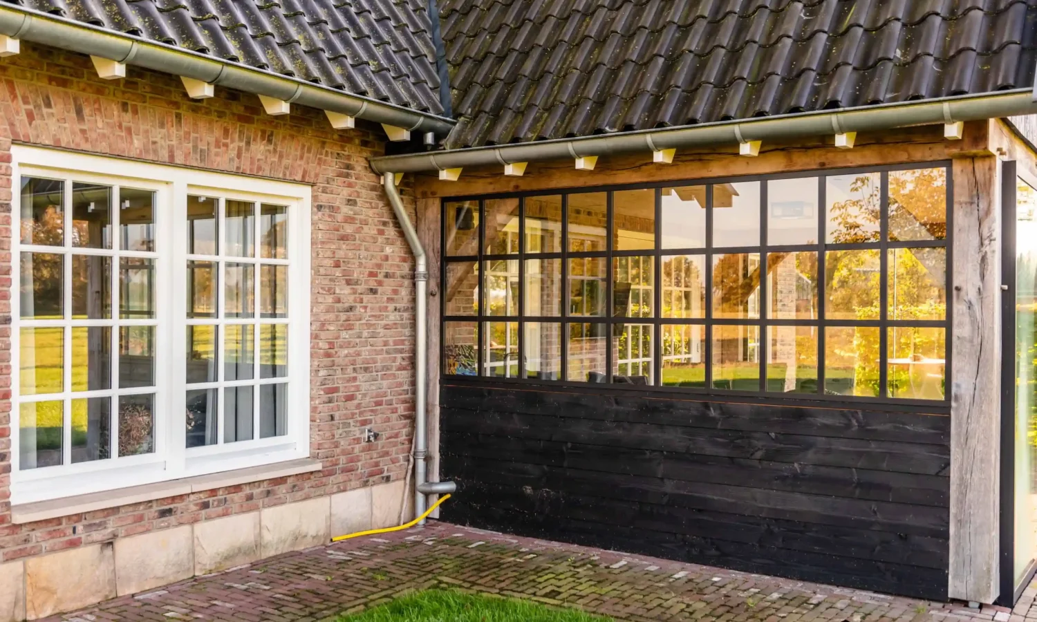Natuurlijke houten gevel van moderne schuurwoning met zinken afwerking, Rectum, Holtkamp Bouw