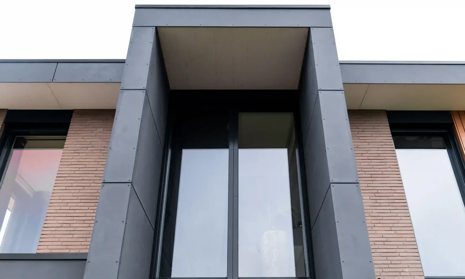 Close-up van de entree met moderne kozijnen