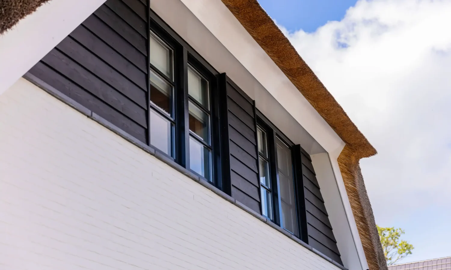 Bovenverdieping met royale raampartijen en stijlvolle architectonische afwerking.