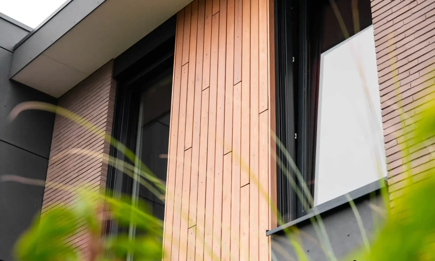Detailfoto van de verticale houten gevelafwerking in Siberisch Larix
