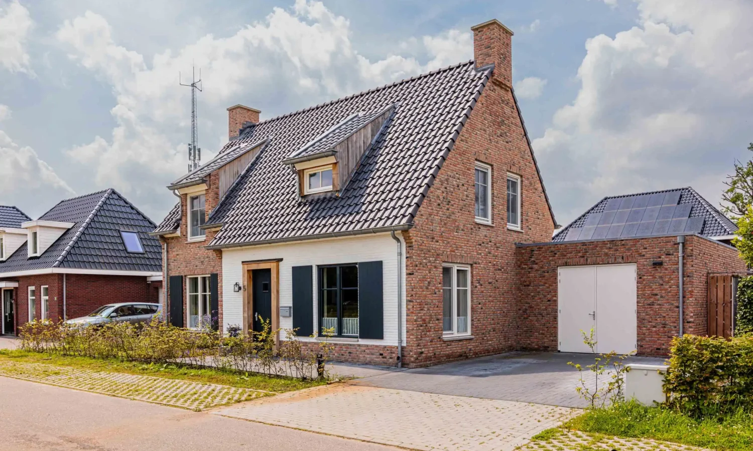 Zijaanzicht breed gesitueerde woning